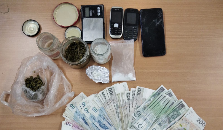 Zaskoczeni wizytą policjantów nie zdążyli schować narkotyków ze stołu