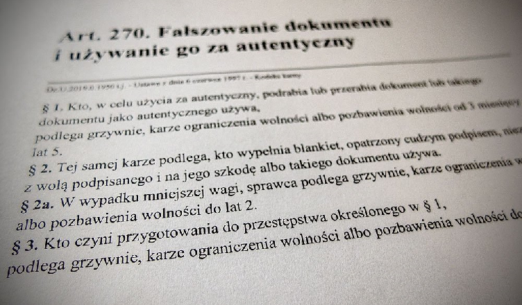 Zgubił dokumenty na lotnisku - w tym fałszywy kanadyjski dowód osobisty