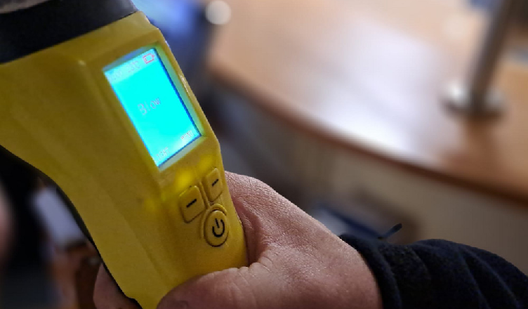 Chciał usiąść za kierownicą po alkoholu - powstrzymała go policjantka po służbie