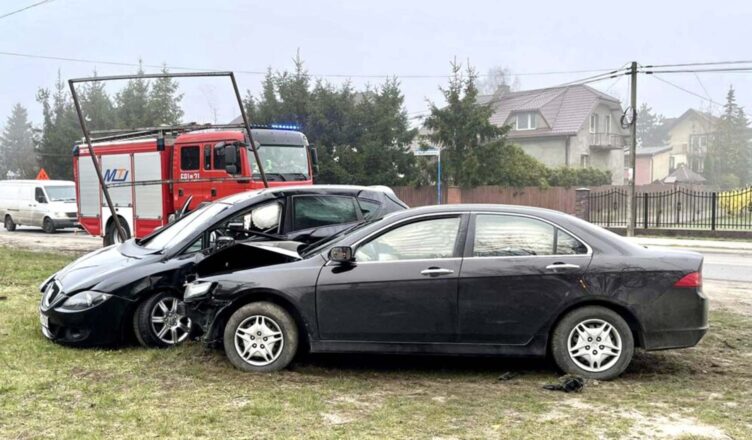 Wypadek podczas manewru wyprzedzania. Jedna osoba trafiła do szpitala.
