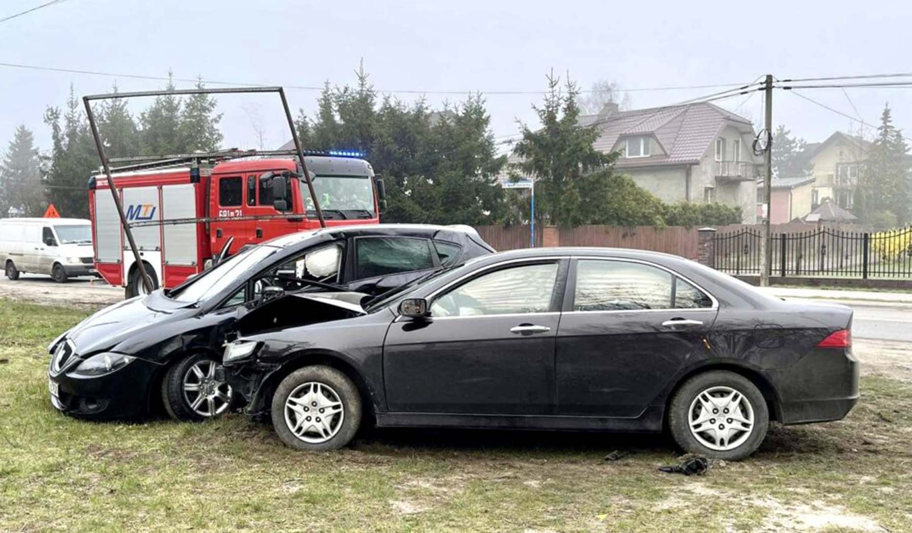 Wypadek podczas manewru wyprzedzania. Jedna osoba trafiła do szpitala.