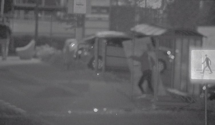 Wspólne dobro, wspólna szkoda - Radzymin szuka chuliganów, którzy zdemolowali wiatę autobusową