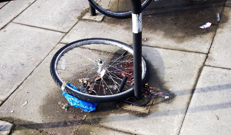 Przechodnie zapobiegli kradzieży roweru