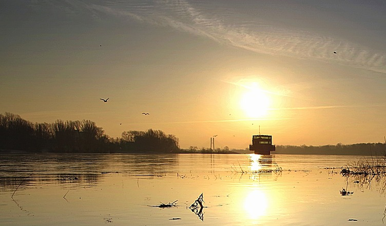 Ostrożnie nad wodą! - 62-latka dryfowała w Wiśle