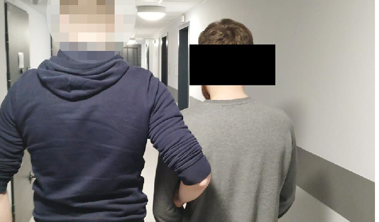Włamał się do samochodu, a przy zatrzymaniu policjanci znaleźli u niego narkotyki