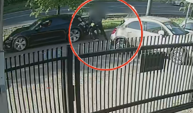 Znalazł kluczyki w trawniku - następnie celowo potrącił rowerzystę i rozbił trzy samochody [nagranie]