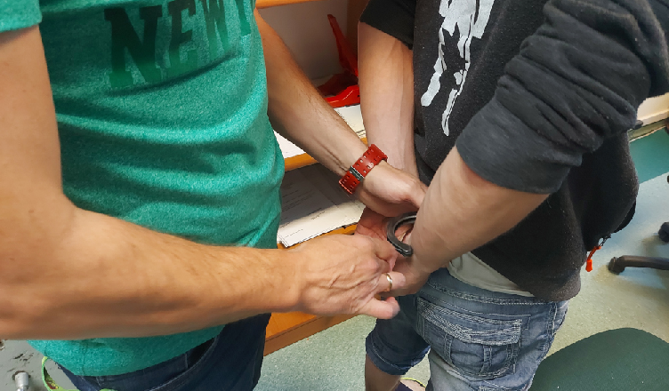 Pijani wybrali się z dziećmi na spacer - tylko dzięki spacerówce byli w stanie iść