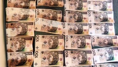 Pijana kobieta próbowała zapłacić w sklepie stuzłotówką - Policjanci znaleźli w domu