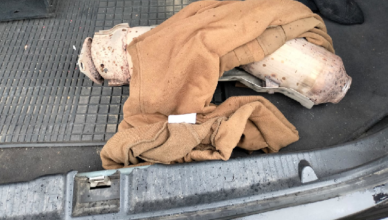 Udawali, że nie wiedzą skąd wziął się katalizator leżący na ziemi - w bagażniku auta mieli kolejny
