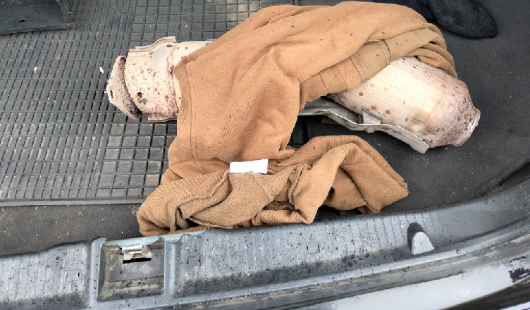Udawali, że nie wiedzą skąd wziął się katalizator leżący na ziemi - w bagażniku auta mieli kolejny