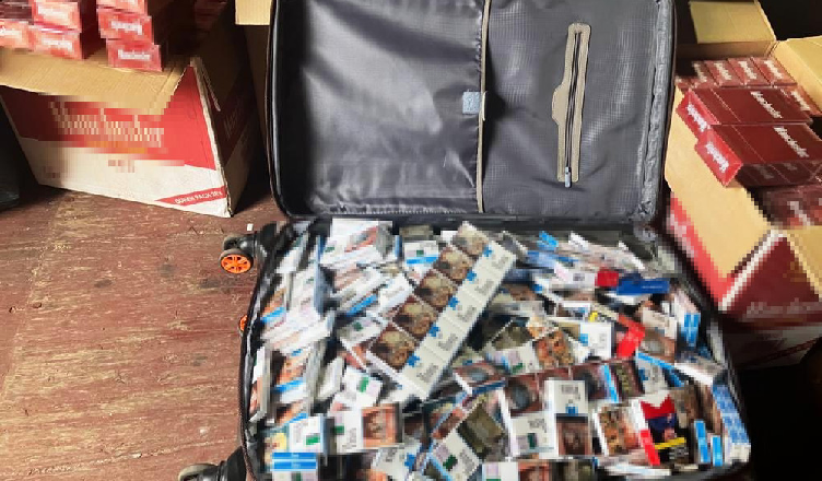 Policja zlikwidowała magazyn nielegalnych papierosów w Markach
