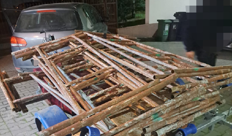 Ukradł rusztowania i ukrył je w lesie - wpadł, gdy po nie wrócił