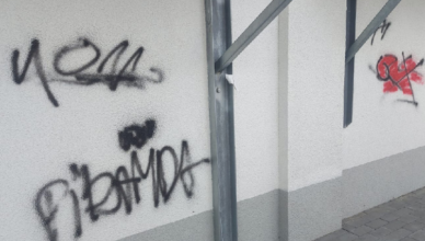 Nastoletni wandale zniszczyli elewację sklepu