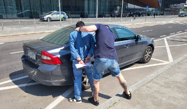 Metodą "na kolec" ukradli gotówkę tuż po wypłacie z kantoru