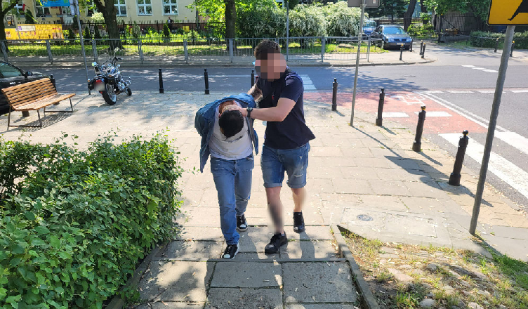 Metodą "na kolec" ukradli gotówkę tuż po wypłacie z kantoru