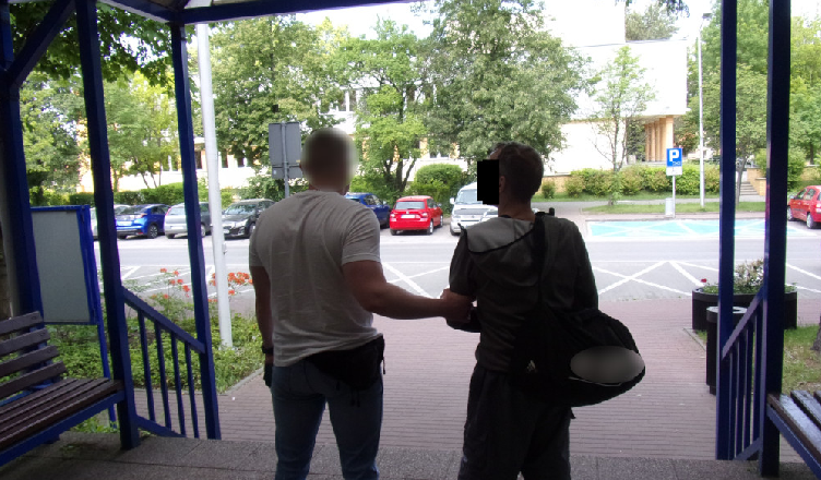 Zakradł się na posesję... i podpalił łódź