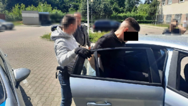 Kastetem powybijał szyby, zwyzywał policjantów, a na koniec próbował ich przekupić