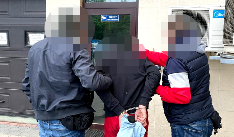 Przed policjantami uciekł przez okno - trafił prosto do radiowozy