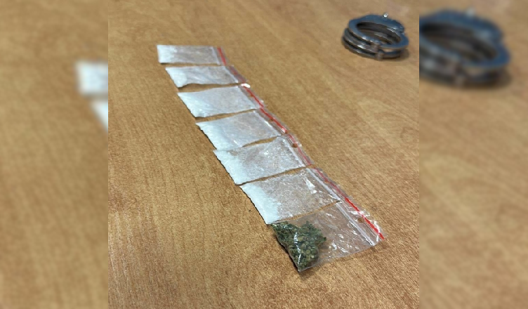 W trakcie kontroli drogowej ciągle poprawiał spodnie - policjanci sprawdzili dlaczego