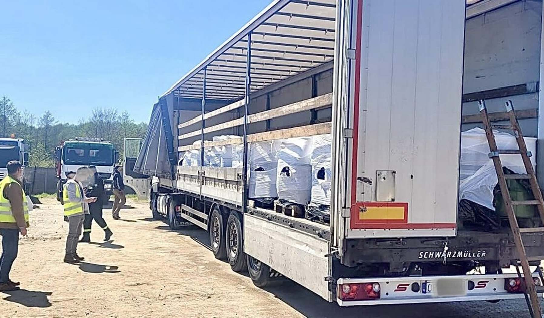 Policjanci zatrzymali transport trujących odpadów