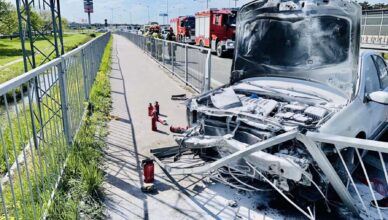 Uderzył w tył skody, potem wjechał w barierki. Miał ponad dwa promile alkoholu w organizmie.