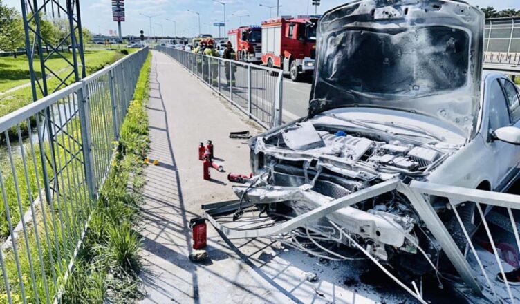 Uderzył w tył skody, potem wjechał w barierki. Miał ponad dwa promile alkoholu w organizmie.