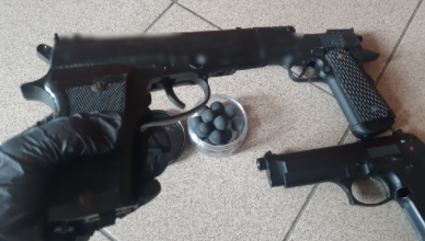 Strzelał z pistoletu na gumowe kule - dwóch mężczyzn trafiło do szpitala