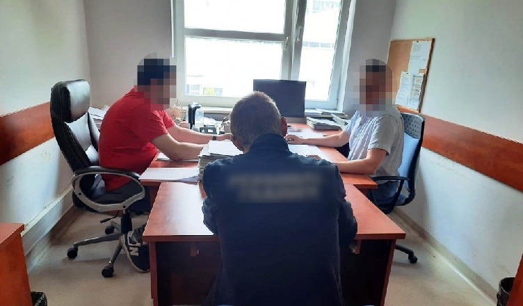 Pili piwo na ulicy - na widok radiowozu mężczyzna rzucił się do ucieczki