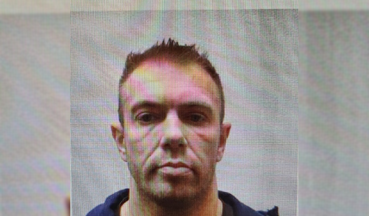 Pobił funkcjonariuszy i uciekł - Policja poszukuje 36-latka