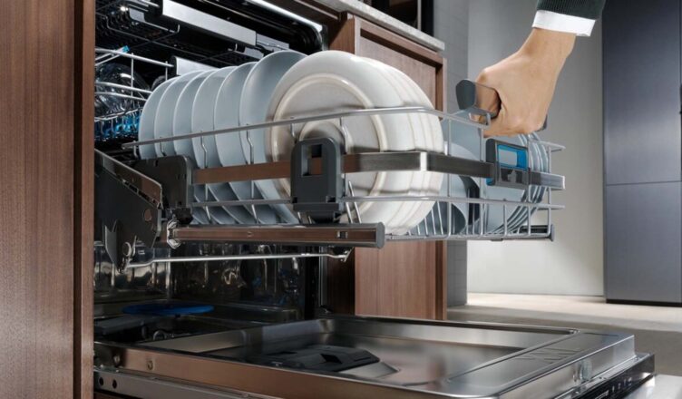 Porady dotyczące zmywarek - jak dbać o urządzenie i osiągnąć najlepsze efekty mycia naczyń