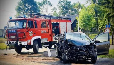 Zasłabła za kierownicą i wjechała w drzewo. Na pomoc przyleciał śmigłowiec LPR.