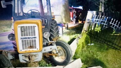 Traktorzysta uderzył w ogrodzenie, wyleciał z kabiny i wpadł pod koła ciągnika