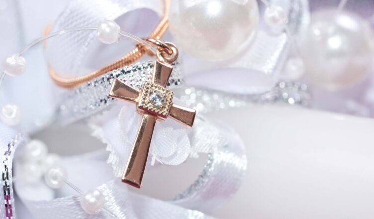 Sukienka na chrzest dla dziewczynki – jak wybrać idealną kreację?