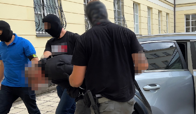 "Lala" i "Góral" - złodzieje samochodów z Wołomina - zatrzymani przez policyjną grupę "Orzeł"