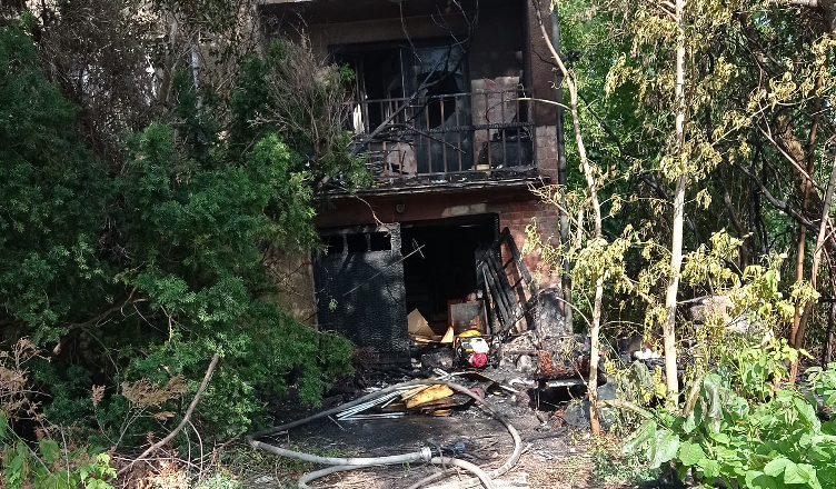 Pożar przyczepy i budynku w Wołominie