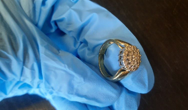 Ukradła pierścionek w lombardzie i... zastawiła go w kolejnym lombardzie