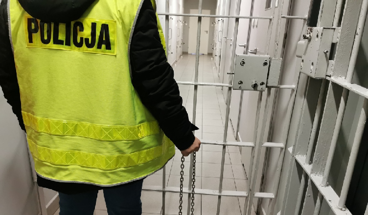 Ukrywał się przed odsiadką - wpadł, bo pił piwo przed dworcem