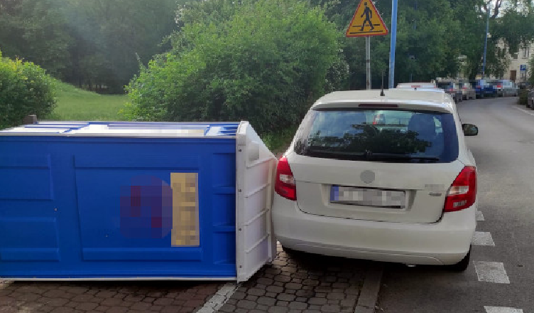 Przewrócili toaletę na zaparkowany samochód - nastolatkowie wpadli w ręce policji chwilę po zdarzeniu