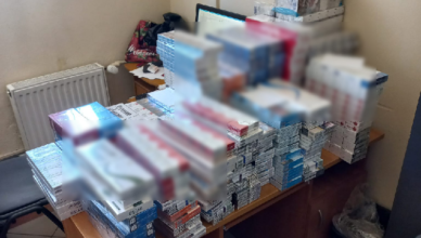 Prawie 50 tys. papierosów ukryła w trzech autach