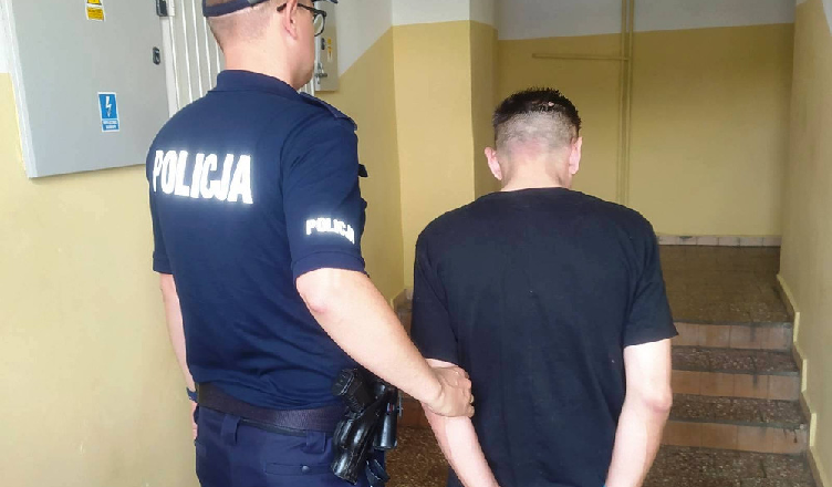 Na widok policjantów schował się w klatce schodowej - wyszedł z niej dopiero w kajdankach