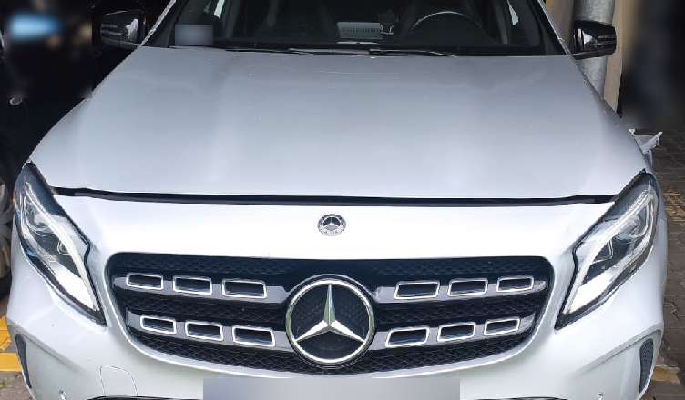 Przywłaszczyli sobie dwa luksusowe Mercedesy - kobieta była zaskoczona przybyciem policjantów