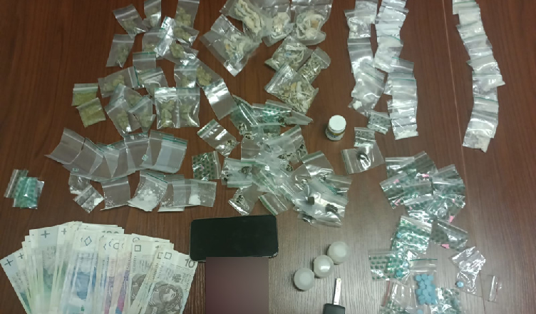 Poukrywał znaczną ilość narkotyków w aucie