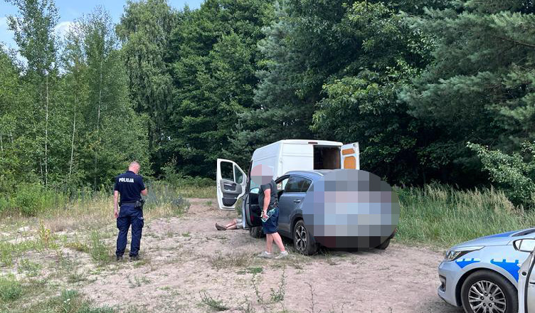 Busem pełnym papierosów uciekał przed policją - pościg od Ossowa do Kolna