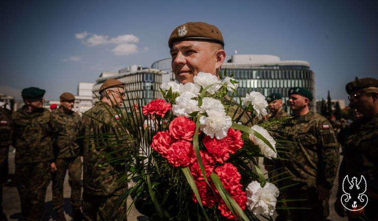 „Wierny przysiędze wojskowej, świadom godności oficera Wojska Polskiego, składam Tobie Ojczyzno, uroczyste ślubowanie…” - te słowa wybrzmiały w niedzielę na Placu Marszałka Józefa Piłsudskiego. Ponad 200 żołnierzy kursu oficerskiego Wojsk Obrony Terytorialnej „Agrykola” oraz żołnierzy rezerwy złożyło uroczyste oficerskie ślubowanie.