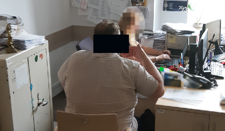 Nie udało mu się odebrać przesyłki, więc rozładował złość na ekranie paczkomatu