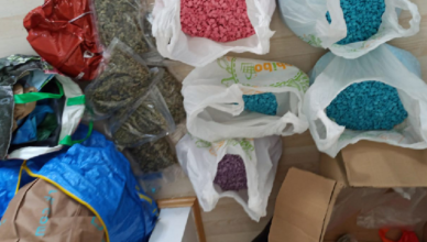 W mieszkaniu miał tyle narkotyków, że nawet nie próbował ich ukryć przed policjantami