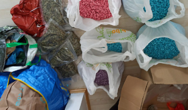 W mieszkaniu miał tyle narkotyków, że nawet nie próbował ich ukryć przed policjantami