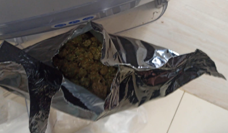 W mieszkaniu miał tyle narkotyków, że nawet nie próbował ich ukryć przed policjantami