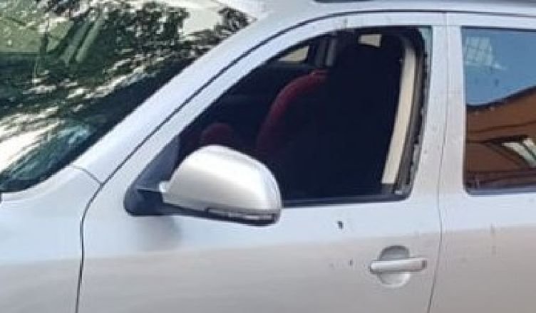 W zamkniętym, nagrzanym aucie siedział nieprzytomny mężczyzna - o krok od tragedii