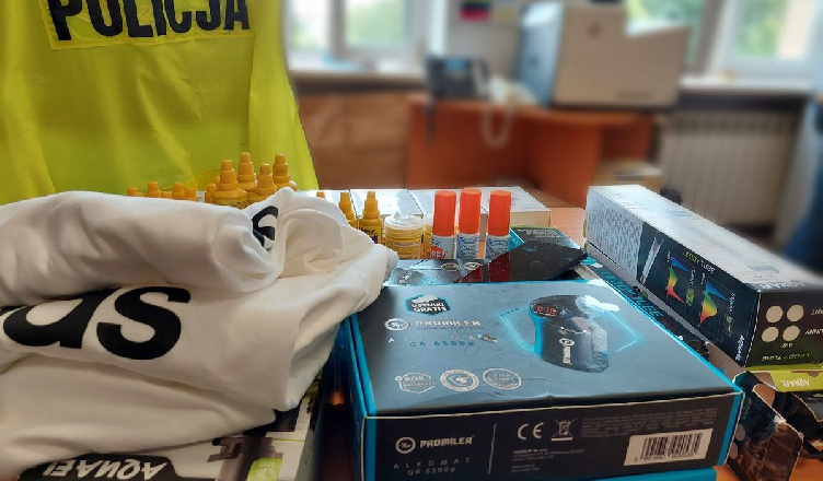 Jego łupem padła odzież, odżywki, sprzęt RTV i... karma dla rybek - w aucie czekał na niego nietrzeźwy wspólnik